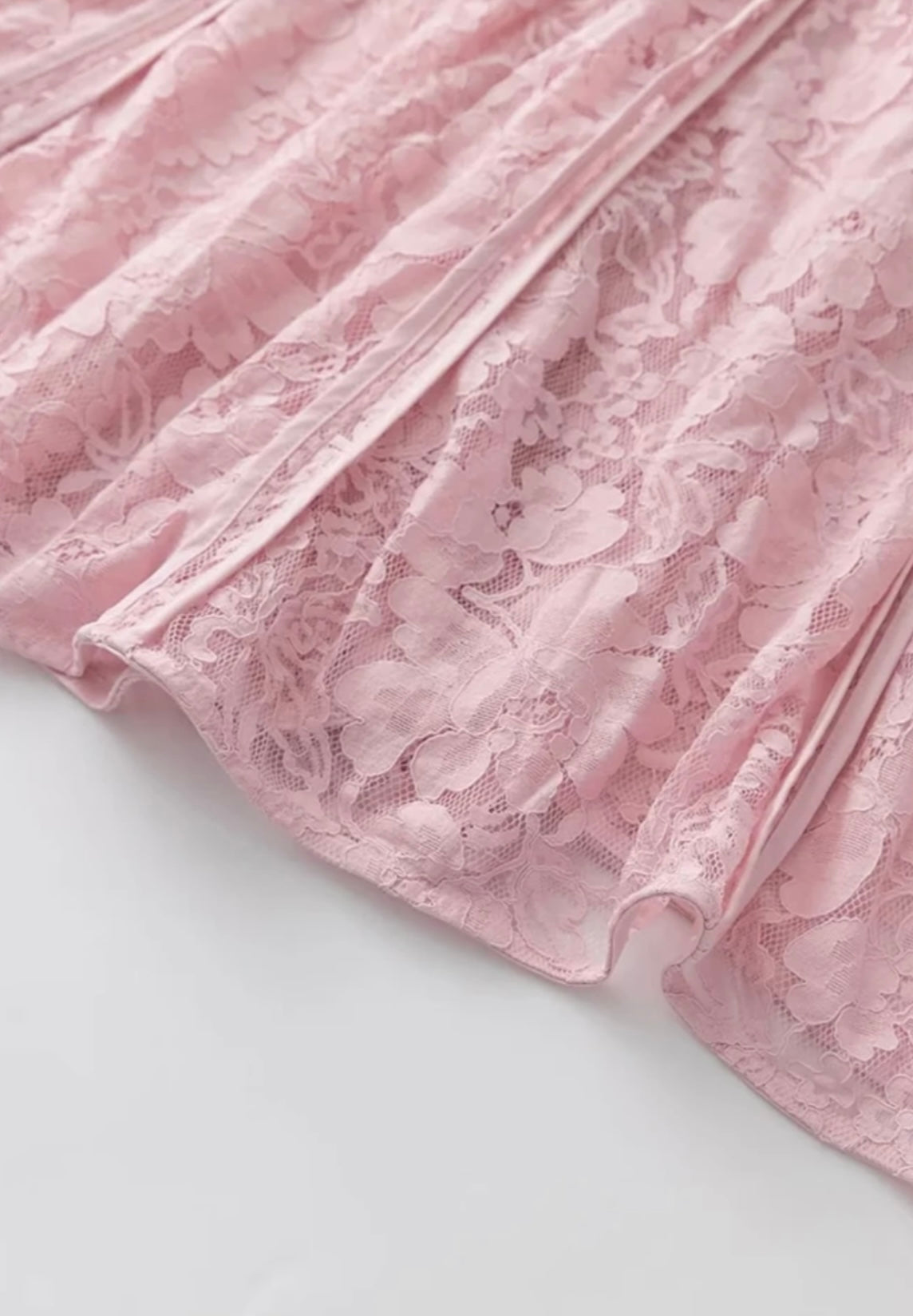 Vestido Rosa de Encaje Anastacia